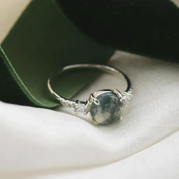 Zlatý prsten s cabochon mechovým achátem a diamanty FIONNUALA Image