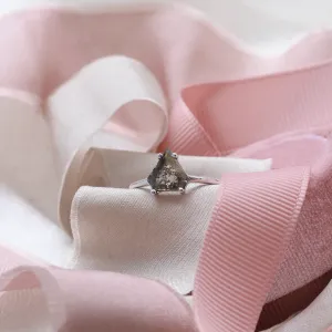 Geometrický prsten s plochým salt´n´pepper diamantem SORCHA Thumbnail