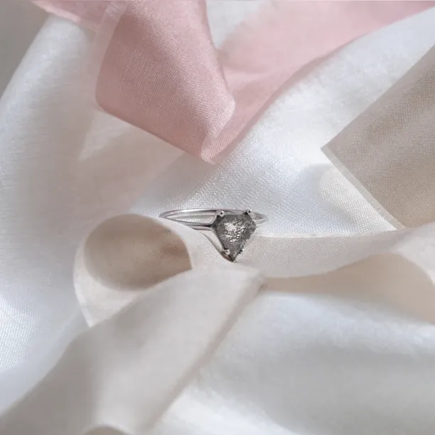 Geometrický prsten s plochým salt´n´pepper diamantem SORCHA Image