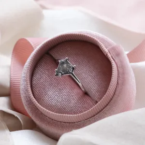 Geometrický prsten s plochým salt´n´pepper diamantem SORCHA Thumbnail