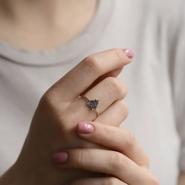 Geometrický prsten s plochým salt´n´pepper diamantem SORCHA Image