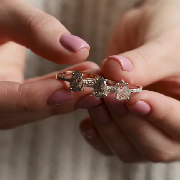 Vintage zásnubní prsten s pear salt and pepper diamantem GRIONA Image