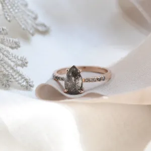 Vintage zásnubní prsten s pear salt and pepper diamantem GRIONA Thumbnail