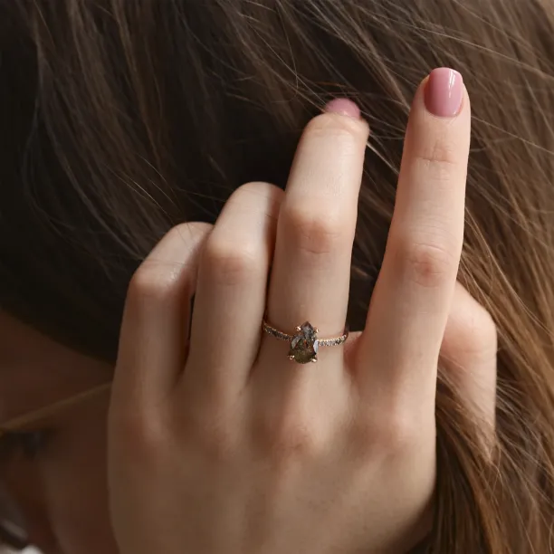 Vintage zásnubní prsten s pear salt and pepper diamantem GRIONA Image