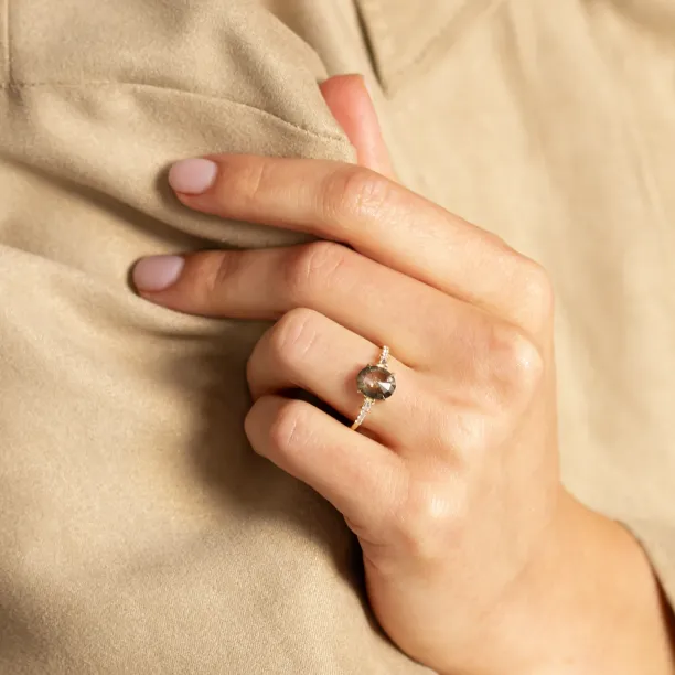 Luxusní zlatý prsten se salt and pepper diamantem a postranními diamanty BRONAGH Image