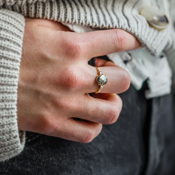 Luxusní zlatý prsten se salt and pepper diamantem a postranními diamanty BRONAGH Image