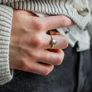 Luxusní zlatý prsten se salt and pepper diamantem a postranními diamanty BRONAGH Thumbnail