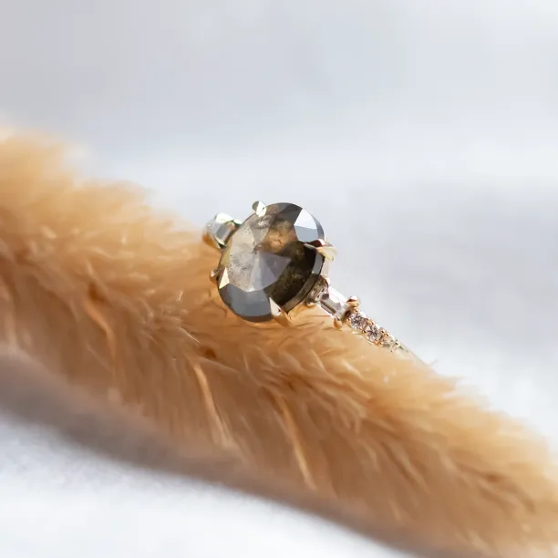 Luxusní zlatý prsten se salt and pepper diamantem a postranními diamanty BRONAGH Image