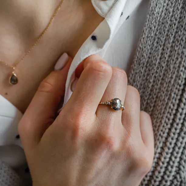 Luxusní zlatý prsten se salt and pepper diamantem a postranními diamanty BRONAGH Image