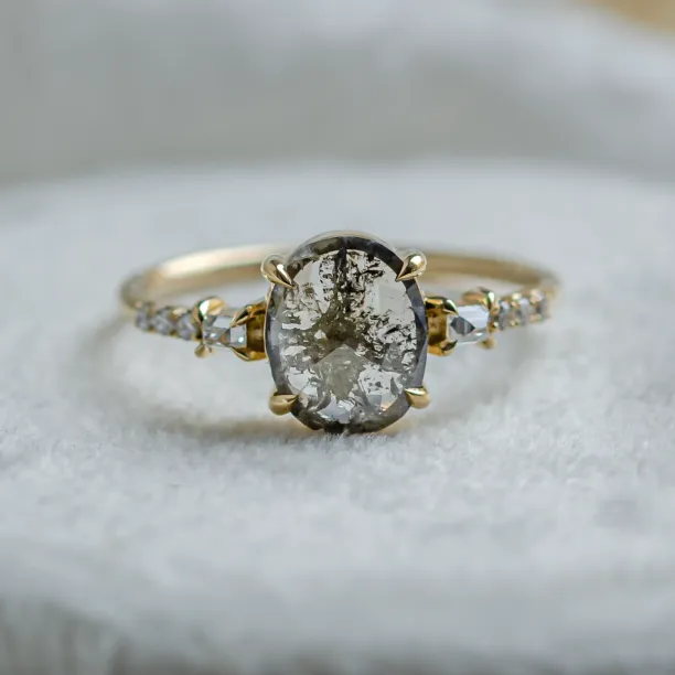 Luxusní zlatý prsten se salt and pepper diamantem a postranními diamanty BRONAGH Image