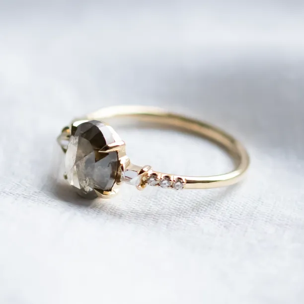 Luxusní zlatý prsten se salt and pepper diamantem a postranními diamanty BRONAGH Image