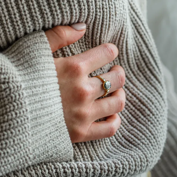 Luxusní zlatý prsten se salt and pepper diamantem a postranními diamanty BRONAGH Image