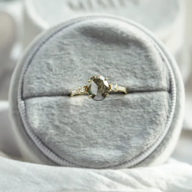 Luxusní zlatý prsten se salt and pepper diamantem a postranními diamanty BRONAGH Image