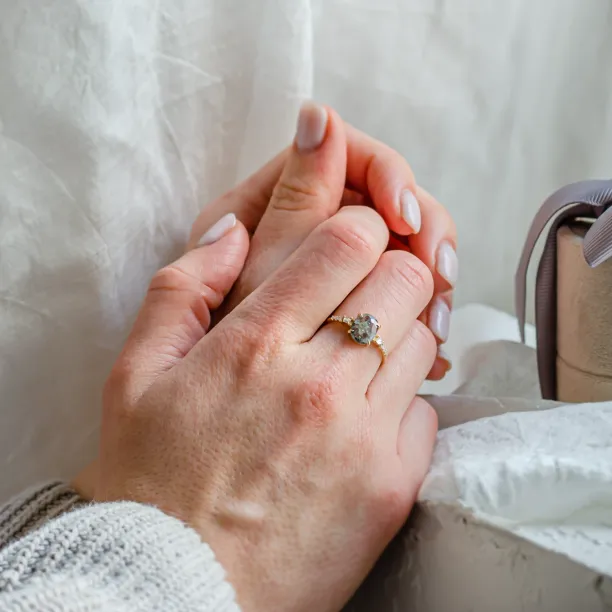 Luxusní zlatý prsten se salt and pepper diamantem a postranními diamanty BRONAGH Image