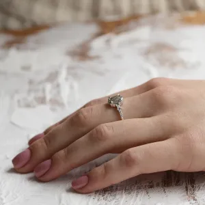 Luxusní zlatý prsten se salt and pepper diamantem a postranními diamanty BRONAGH Thumbnail