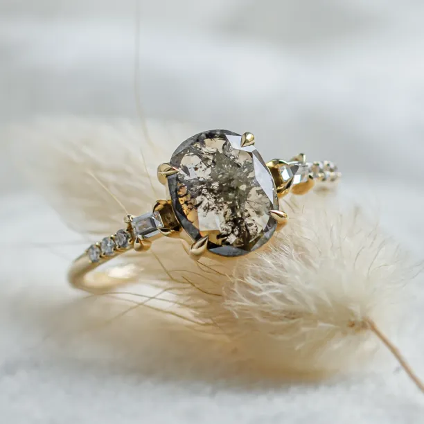 Luxusní zlatý prsten se salt and pepper diamantem a postranními diamanty BRONAGH Image