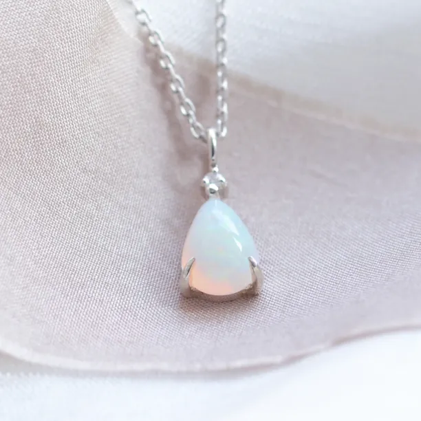 Zlatý přívěsek s bílým pear opálem a diamantem IMOGEN Image