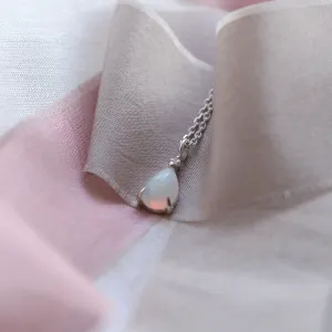 Zlatý přívěsek s bílým pear opálem a diamantem IMOGEN Thumbnail