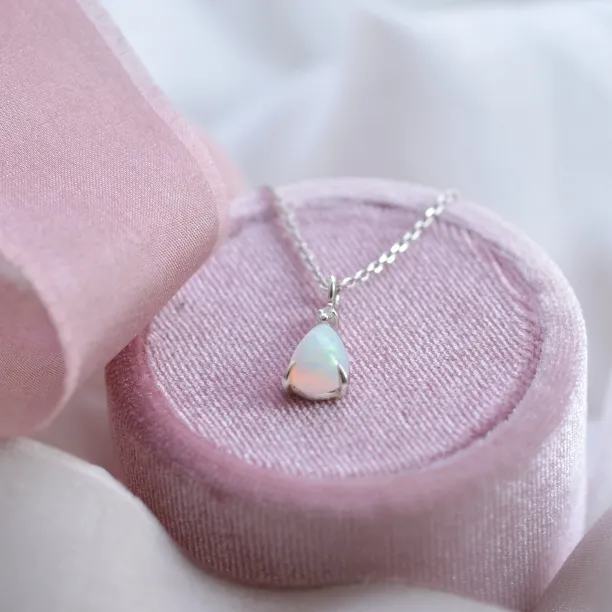 Zlatý přívěsek s bílým pear opálem a diamantem IMOGEN Image