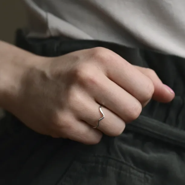 Zlatý minimalistický prsten ve tvaru hor ALPINE Image