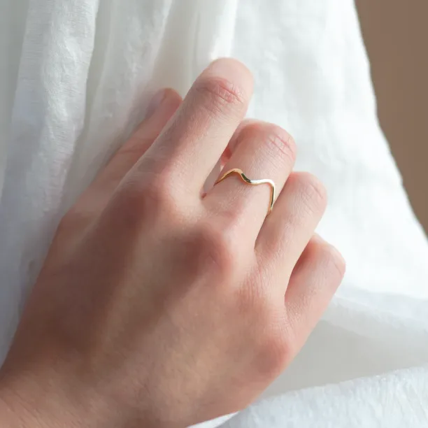 Zlatý minimalistický prsten ve tvaru hor ALPINE Image