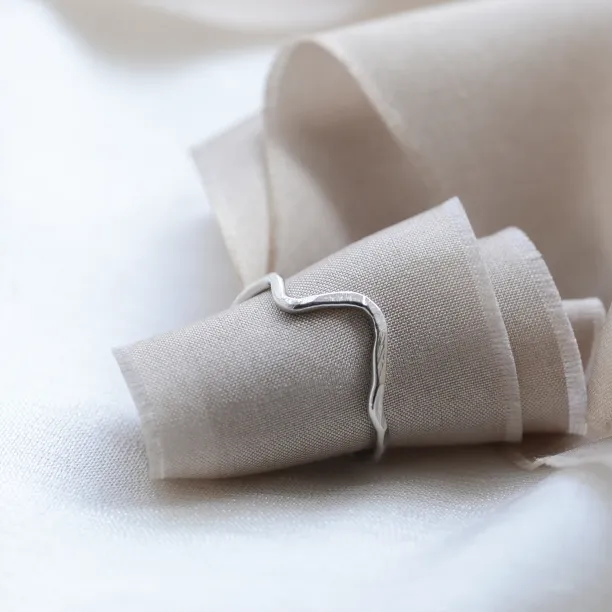 Zlatý minimalistický prsten ve tvaru hor ALPINE Image