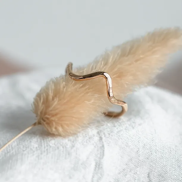 Zlatý minimalistický prsten ve tvaru hor ALPINE Image