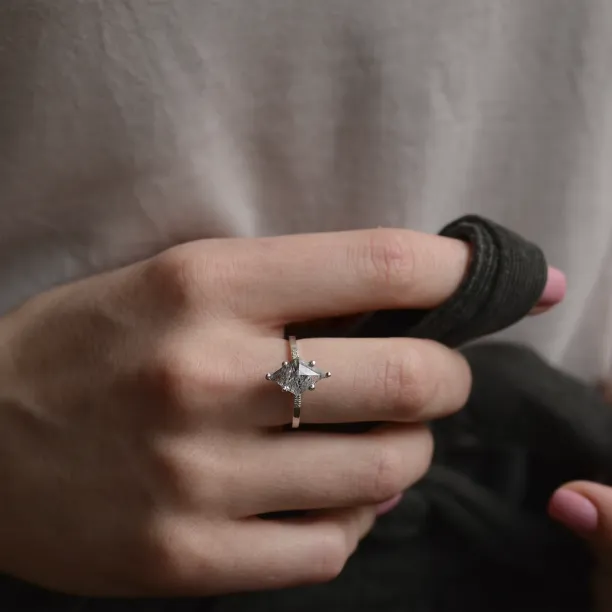 Originální zlatý prsten s rutilovým křišťálem a diamanty MAIREAD Image