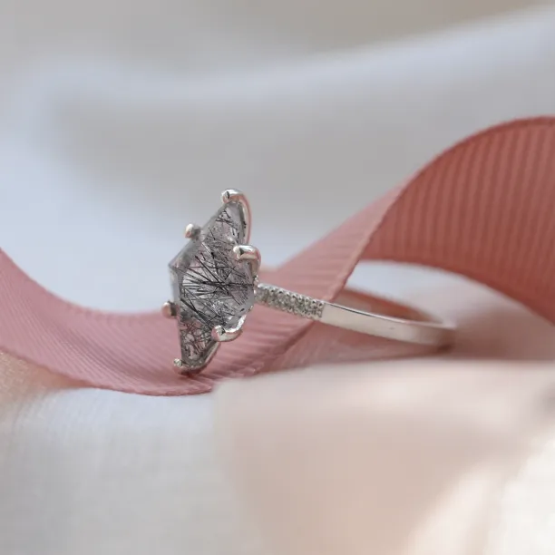 Originální zlatý prsten s rutilovým křišťálem a diamanty MAIREAD Image