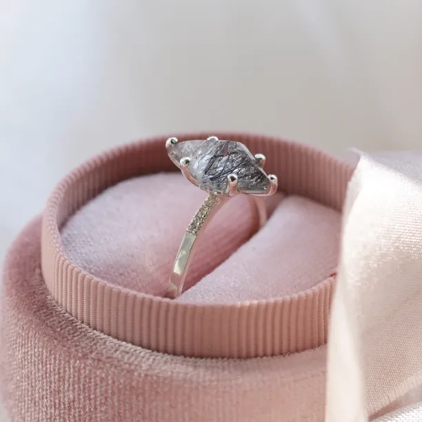 Originální zlatý prsten s rutilovým křišťálem a diamanty MAIREAD Image