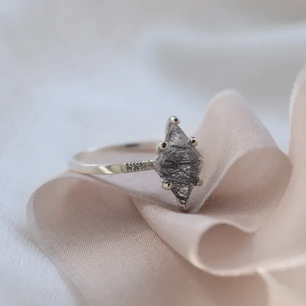 Originální zlatý prsten s rutilovým křišťálem a diamanty MAIREAD Image