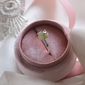 Zlatý zásnubní prsten se salt and pepper diamantem a postranními diamanty AILBHE Thumbnail