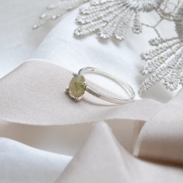 Zlatý zásnubní prsten se salt and pepper diamantem a postranními diamanty AILBHE Image