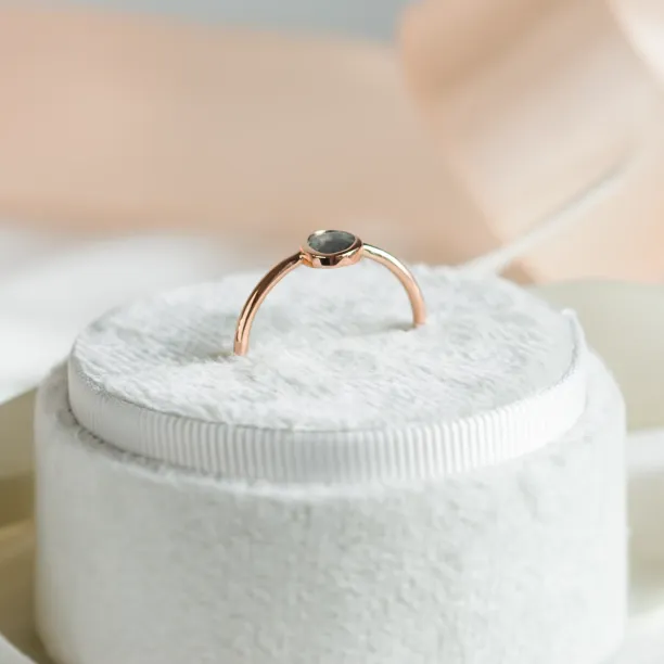 Zlatý prsten s bezel salt and pepper diamantem RIONA Image