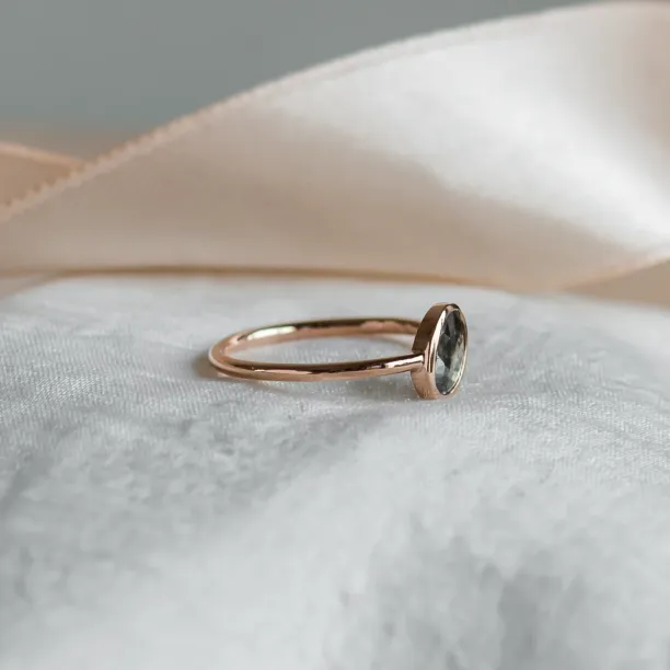 Zlatý prsten s bezel salt and pepper diamantem RIONA Image