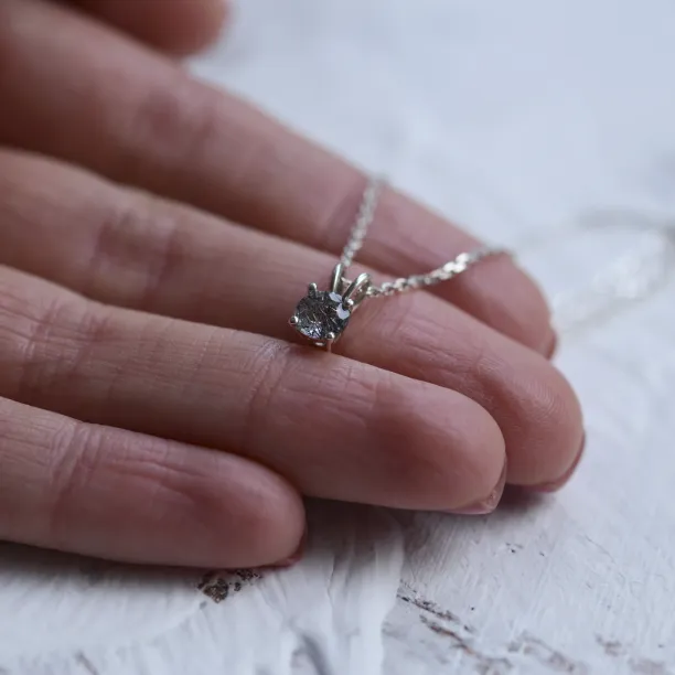 Jednoduchý přívěsek s přírodním rutilovým křišťálem KAYLEIGH Image