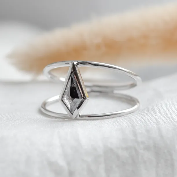 Dvojitý prsten ze zlata se salt´n´pepper diamantem GRAINNE Image