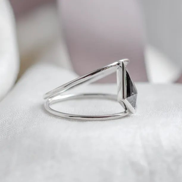 Dvojitý prsten ze zlata se salt´n´pepper diamantem GRAINNE Image