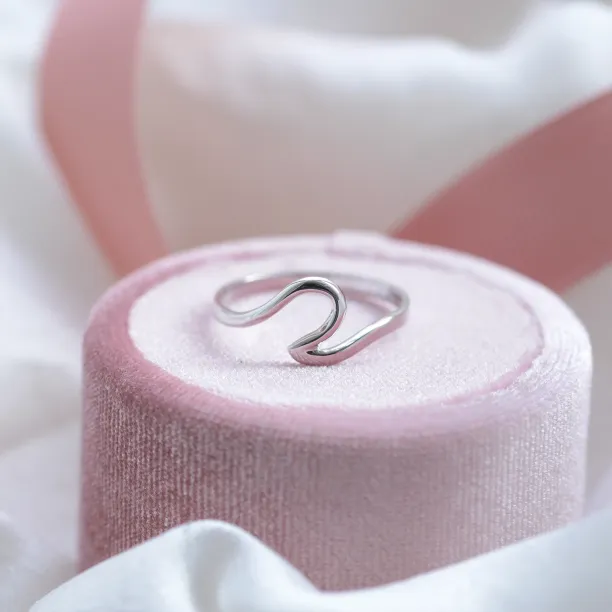 Minimalistický zlatý prsten ve tvaru vlny WAVE Image