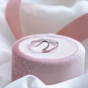 Minimalistický zlatý prsten ve tvaru vlny WAVE Thumbnail