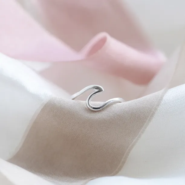 Minimalistický zlatý prsten ve tvaru vlny WAVE Image