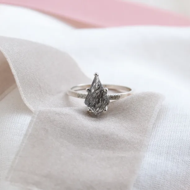 Zlatý prsten s rutilovým křišťálem a diamanty EABHA Image