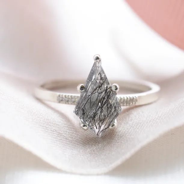 Zlatý prsten s rutilovým křišťálem a diamanty EABHA Image