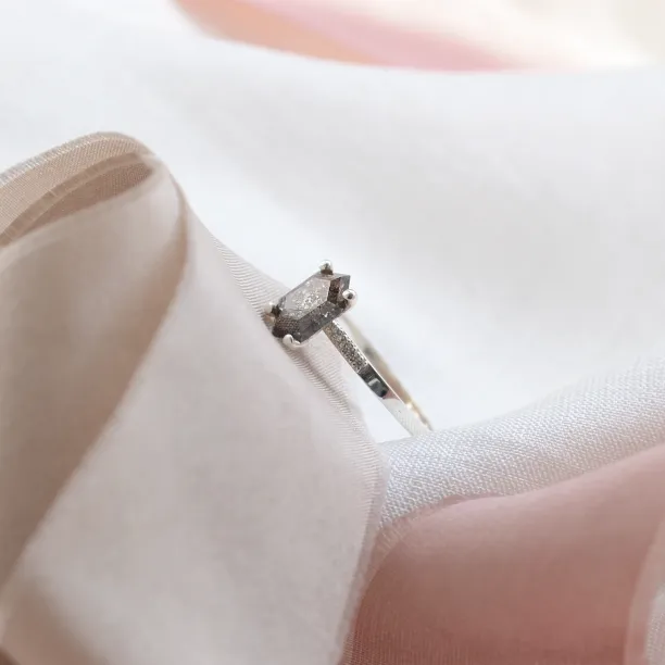 Zlatý prsten se salt´n´pepper diamantem ve tvaru hexagon NIAMH Image