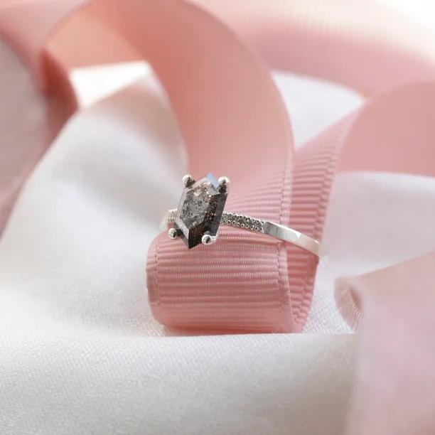 Zlatý prsten se salt´n´pepper diamantem ve tvaru hexagon NIAMH Image