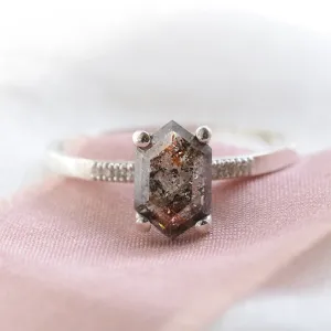 Zlatý prsten se salt´n´pepper diamantem ve tvaru hexagon NIAMH Thumbnail