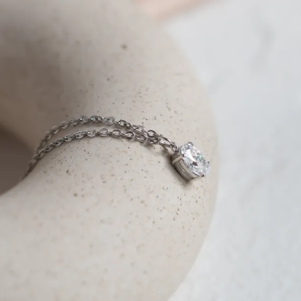 Gold pendant with oval moissanite VIVIEN Image