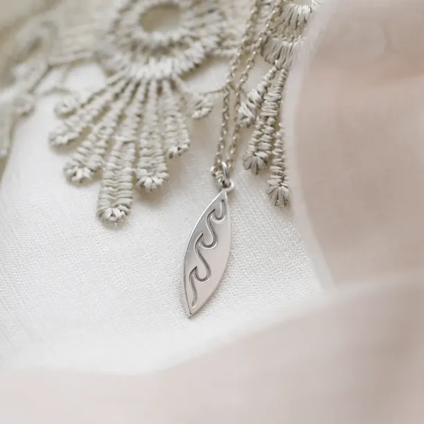 Zlatý přívěsek s rytinou vln BALI Image