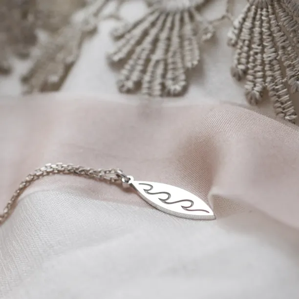 Zlatý přívěsek s rytinou vln BALI Image