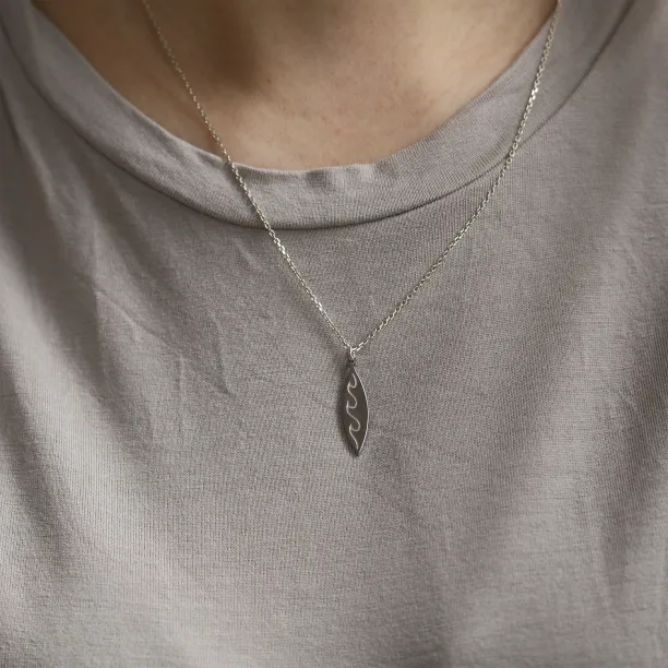 Stříbrný přívěsek s gravírem vln ALOHA Image